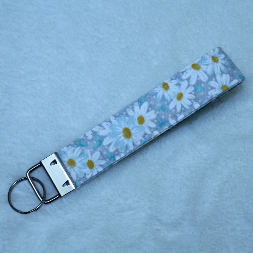 Daisy Flower Key Chain - Key Lanyard - Key Wristlet